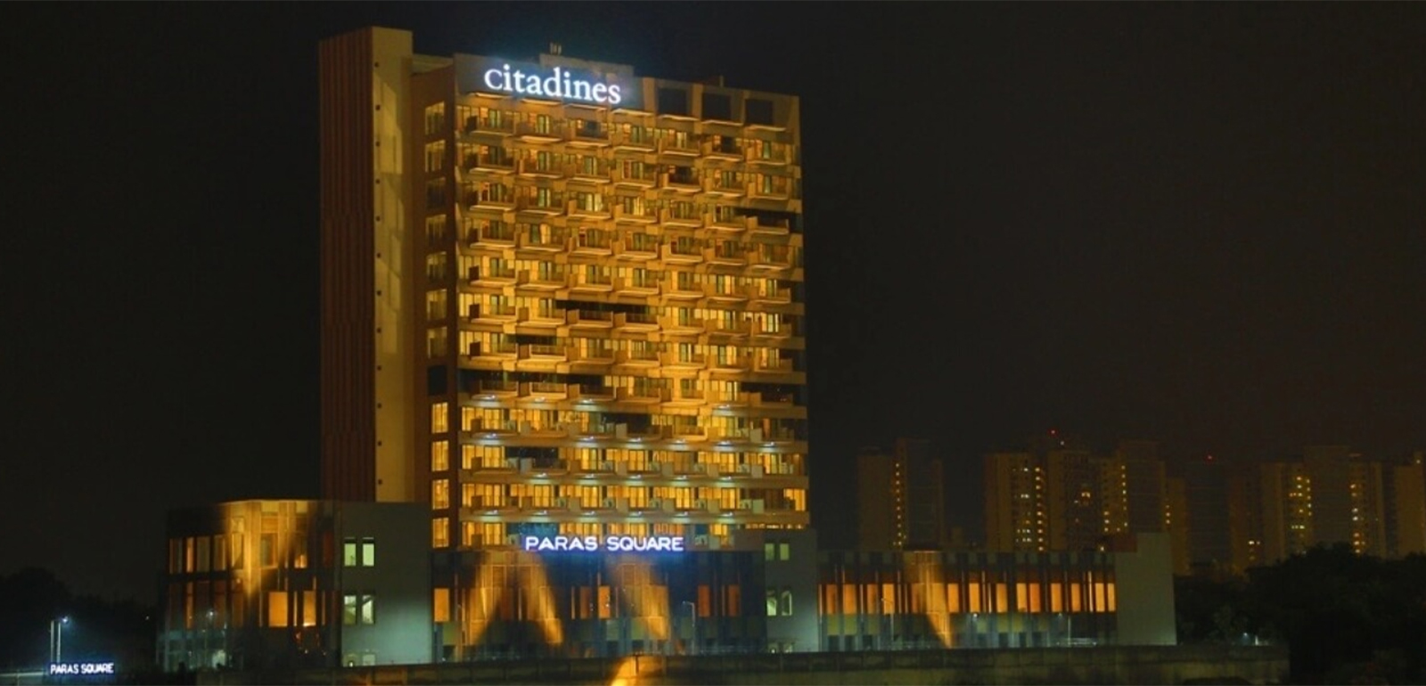 paras-square